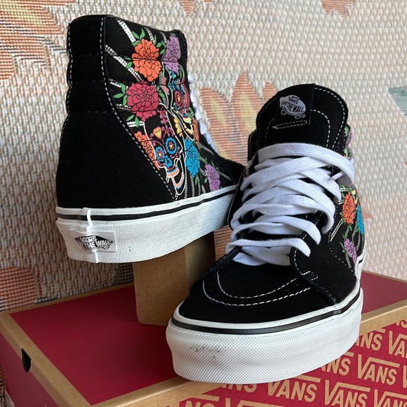 Vans Sk8-Hi
Dia De Los Muertos Black/
VNOA7Q5NBMW
Men’s sneakers - Picture 10 of 16